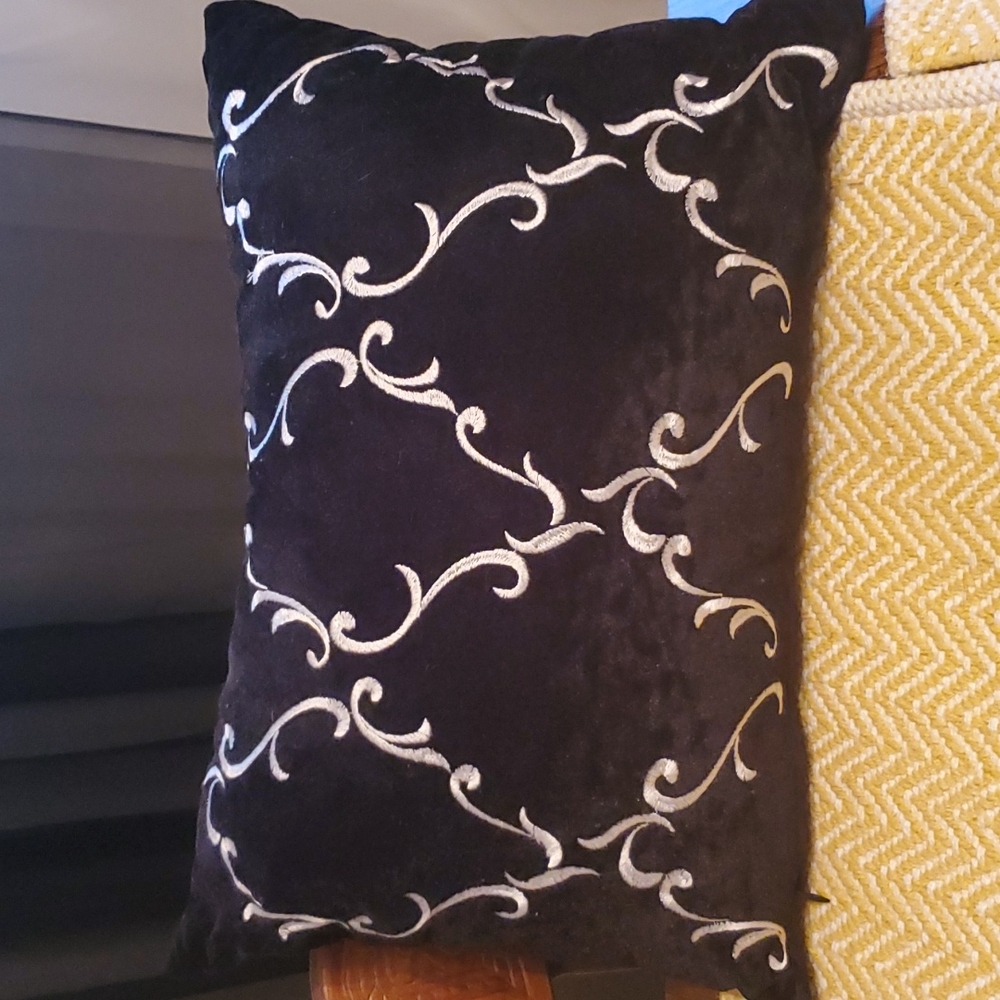 Decorative pillows - Picture 4 of 10